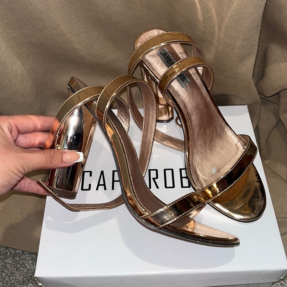 Cape robin heels